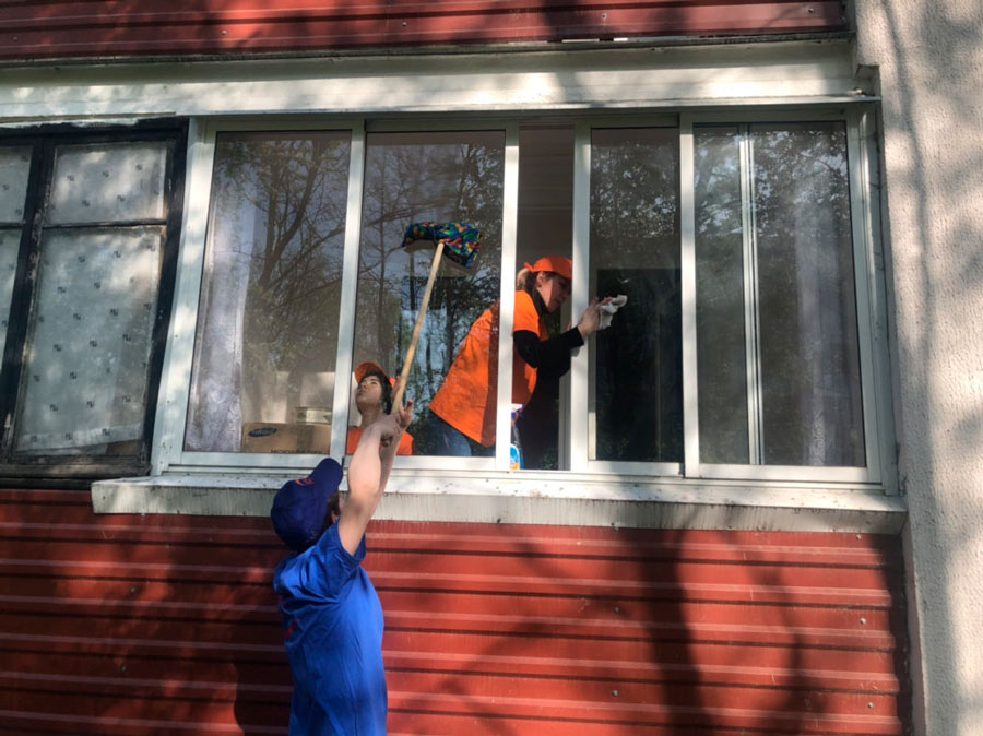 В Заводском районе волонтеры вымыли окна в квартире инвалида Великой Отечественной войны