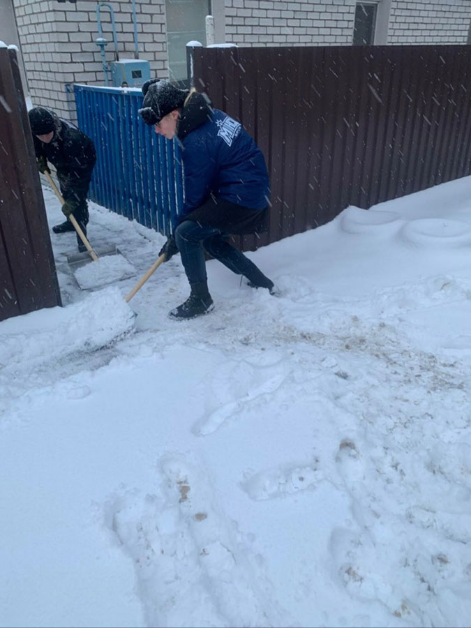 Волонтеры БРСМ помогают пенсионерам убрать снег возле их домов в Заводском районе.
