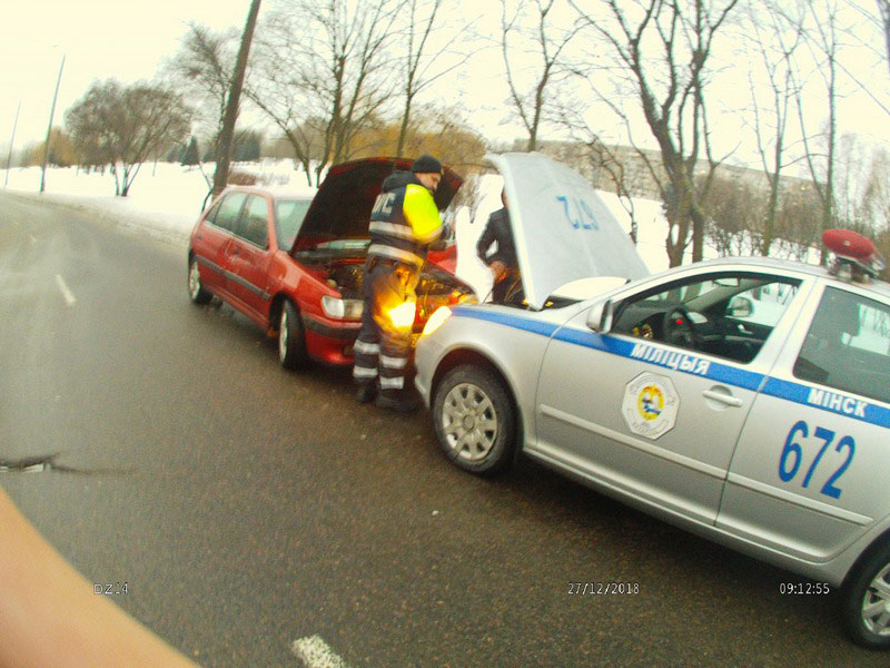 Инспекторы ДПС ГАИ Заводского района столицы ежедневно оказывают помощь водителям, чьи транспортные средства заглохли на дороге