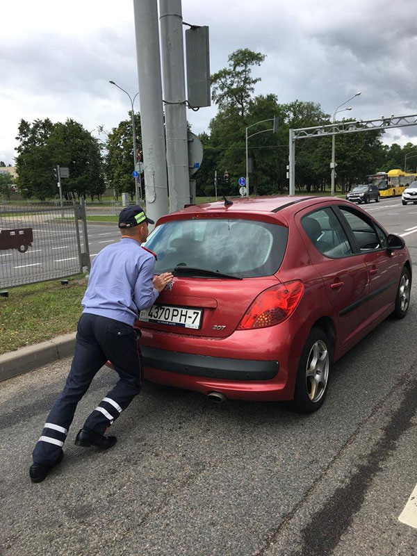 Инспектор отдела ГАИ Заводского РУВД столицы помог водителю убрать с дороги неисправный автомобиль.