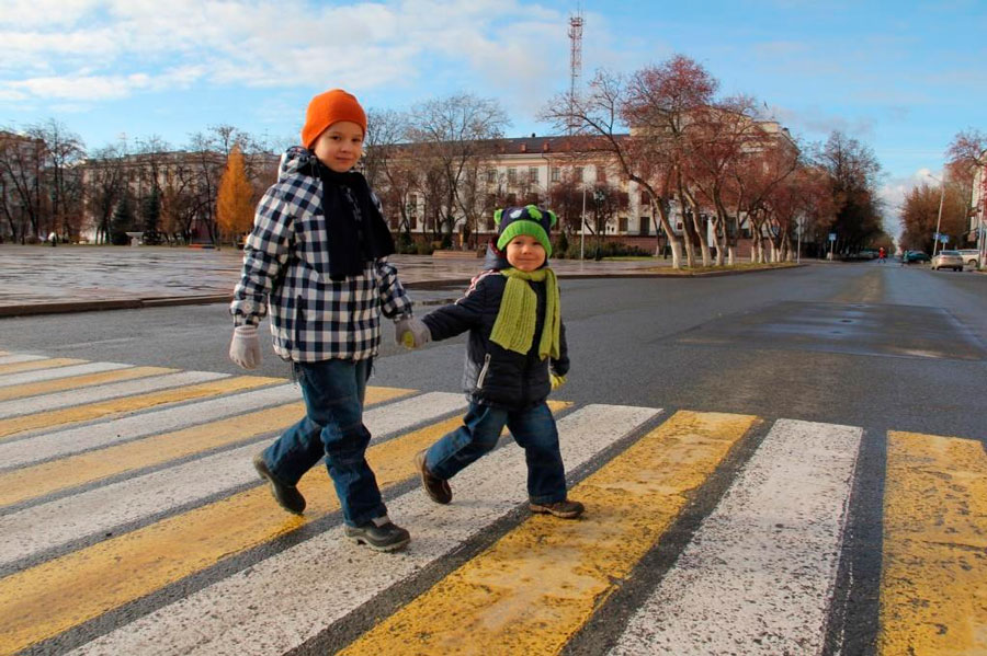 Заканчиваются школьные зимние каникулы, а это значит, что взрослые должны напомнить ребятам основные правила безопасного поведения вблизи проезжей части и сделать все возможное, что бы дорога для детей была безопасной.