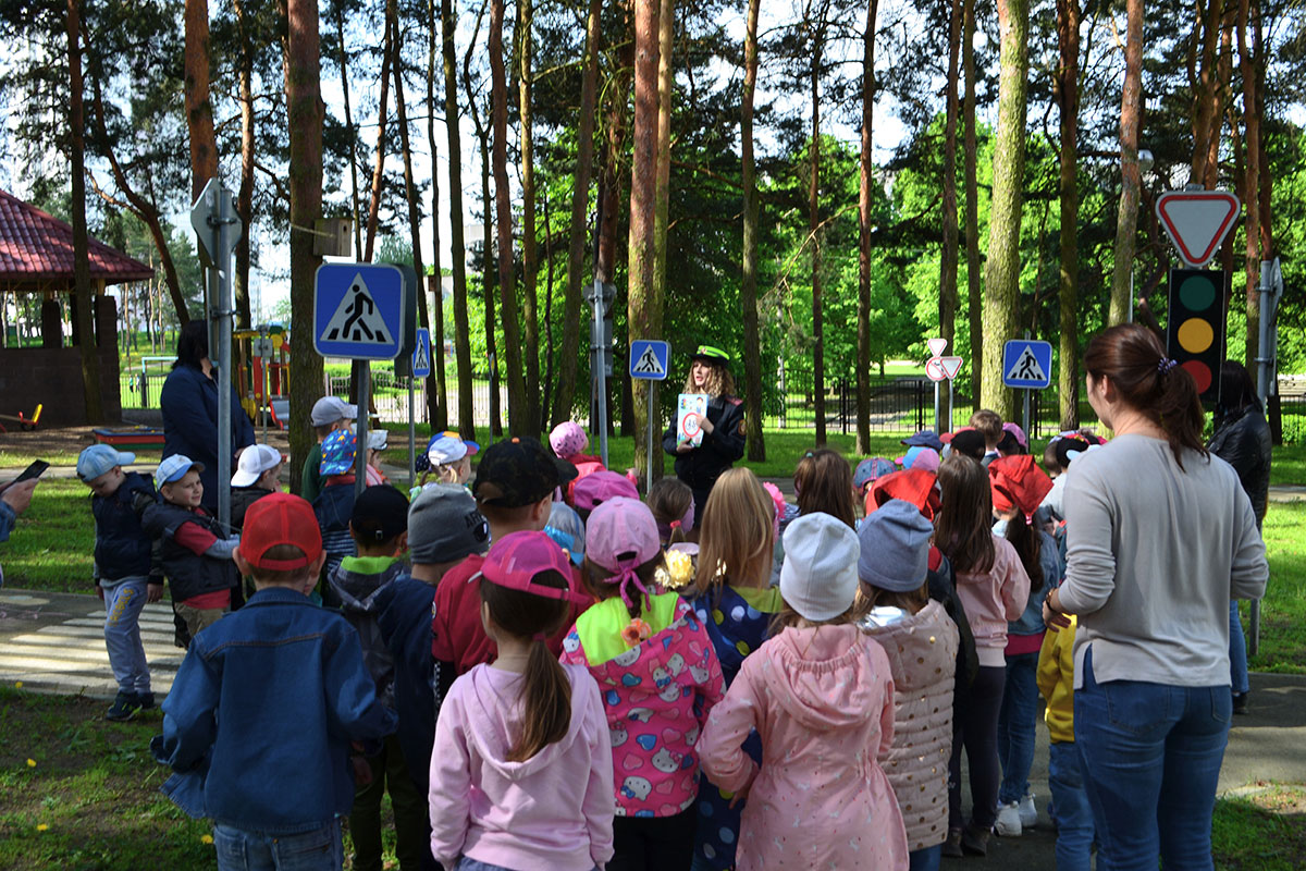 Сотрудники ГАИ Заводского района столицы посетили воспитанников детского сада.
