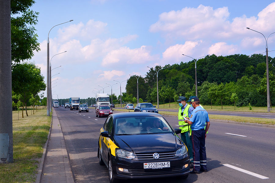 ГАИ и Транспортная инспекция выявляют факты нарушений водителями такси.