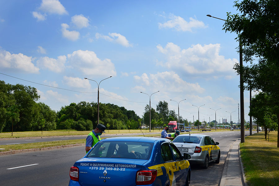 ГАИ и Транспортная инспекция выявляют факты нарушений водителями такси.