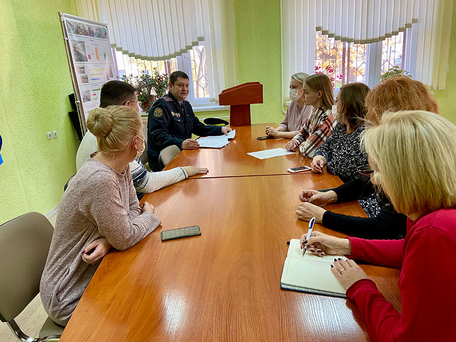 Сотрудники ГАИ Заводского района столицы провели межведомственный «круглый стол» по вопросам дорожной безопасности.